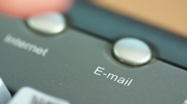 Bir parmak üstünde a klavye-e-posta düğmeye makro çekim
