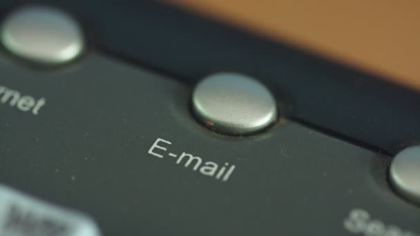 Plan macro d'un doigt appuyant sur le bouton e-mail d'un clavier — Video