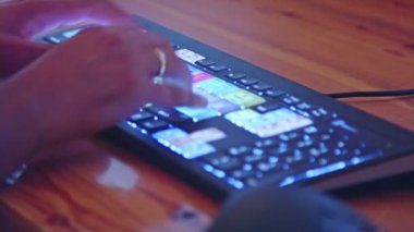 Bir sırt video düzenleme klavye üzerinde Kapat