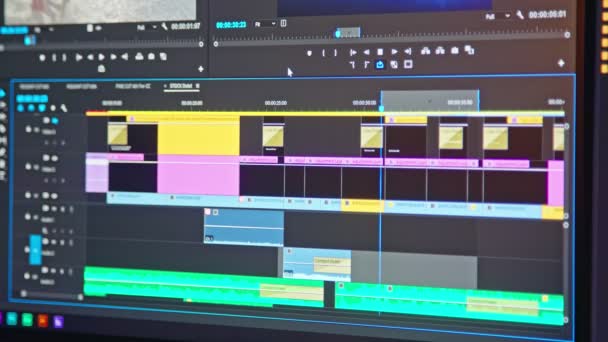 Редактирование видео - редактор, проходящий через клипы и кадры — стоковое видео