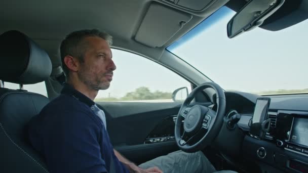 Motorista masculino sentado em um carro autônomo, deixando o carro dirigir sozinho — Vídeo de Stock