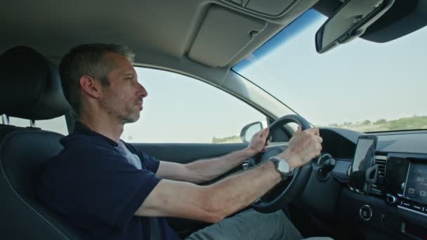 Man kör bil på motorvägen — Stockvideo