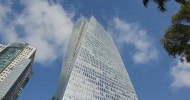 Tel Aviv, İsrail ile bulut relfections modern cam gökdelen Timelapse
