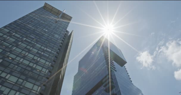 Timelapse de gratte-ciel en verre à Tel Aviv, Israël avec des reflets nuageux — Video