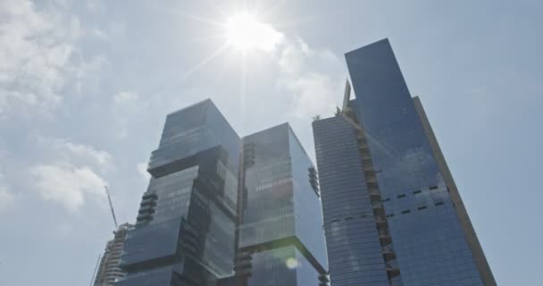 Zeitraffer von gläsernen Wolkenkratzern in tel aviv, israel mit Wolkenspiegelungen — Stockvideo