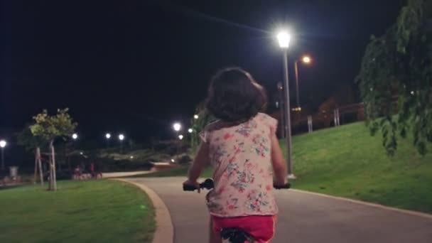 Menina Montando Sua Bicicleta Parque Noite Sozinha — Vídeo de Stock