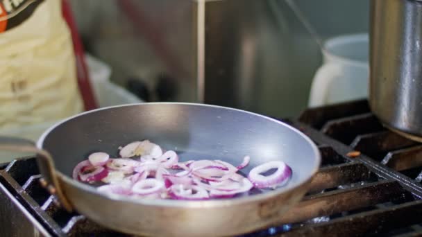 Oignon violet frit dans une poêle à l'huile d'olive — Video