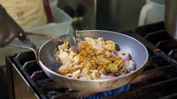 Αργή κίνηση των shawarma μαγείρεμα σε τηγάνι — Αρχείο Βίντεο