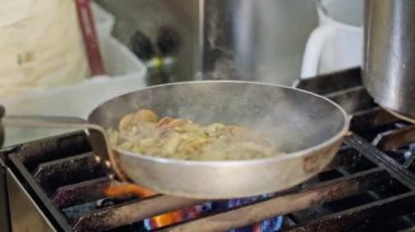 Bir tavada pişirme shawarma ağır çekim