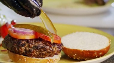 Ağır çekim bir çörek yer sığır eti hamburger