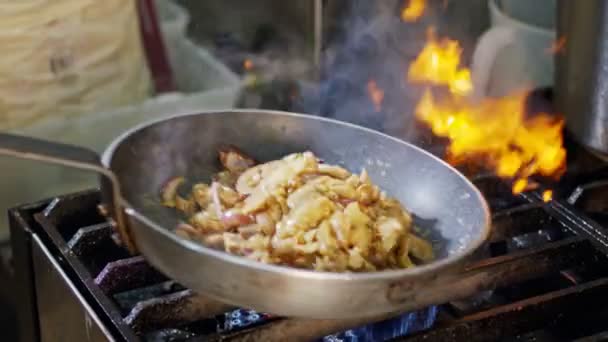 Mouvement lent de la cuisson shawarma dans une poêle — Video