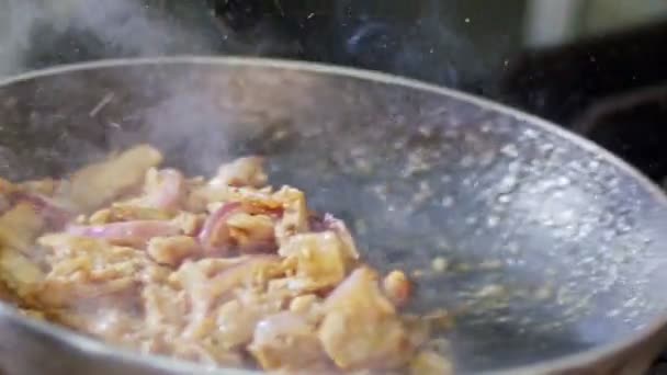 Mouvement lent de la cuisson shawarma dans une poêle — Video