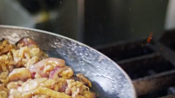 Slow motion van shoarma koken in een koekenpan — Stockvideo