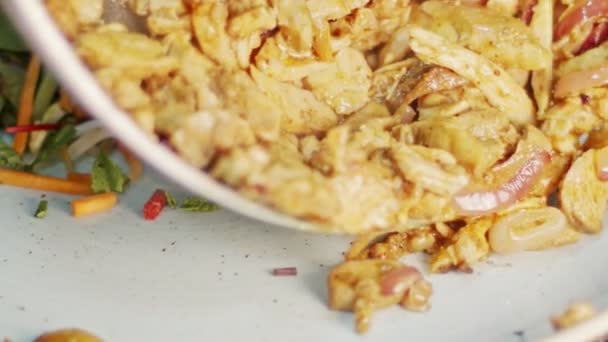 Movimiento lento de shawarma servido en un plato — Vídeos de Stock