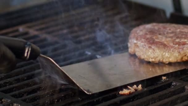 Повільний рух яловичого гамбургер на грилі крупним планом з полум'ям і димом — стокове відео