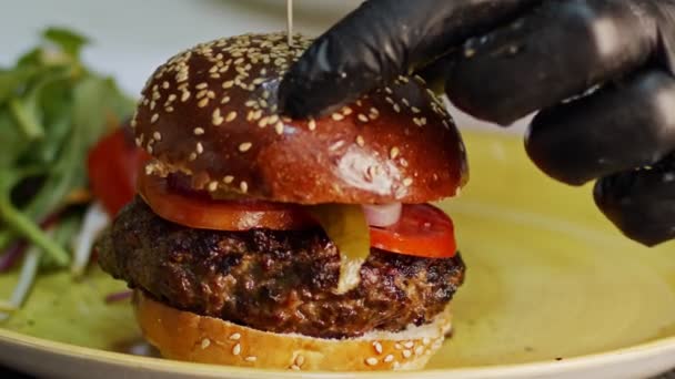 Медленное движение говяжьего гамбургера, помещенного на булочку — стоковое видео