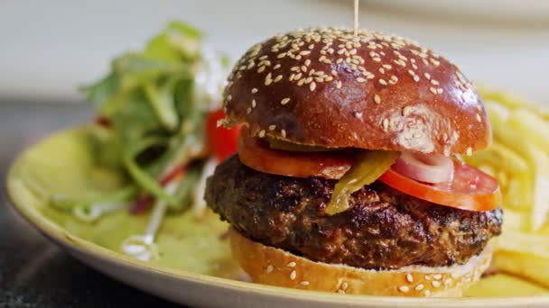 Медленное движение говяжьего гамбургера, помещенного на булочку — стоковое видео