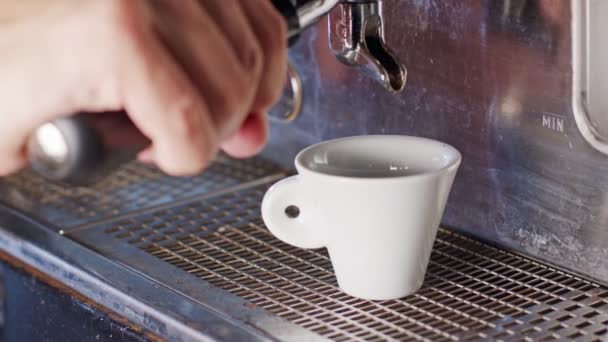 Espressomaschine bereitet eine Tasse Espresso-Kaffee zu — Stockvideo
