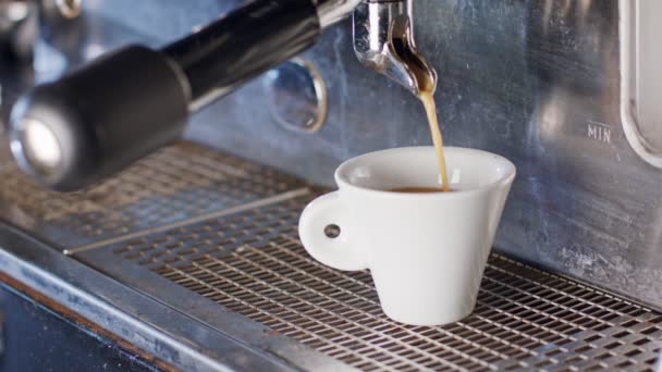 Készül egy csésze eszpresszó kávé espresso gép — Stock videók