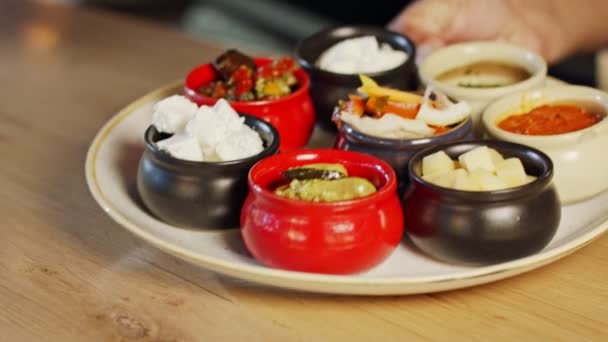 Bir tabak salata ve peynir bir restoranda servis — Stok video