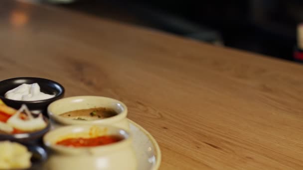 Тарелка салатов и сыров подается в ресторане — стоковое видео