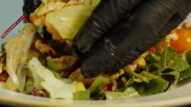Ağır çekim bir tabakta tavuk salatası