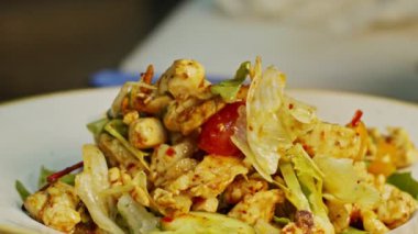 Ağır çekim bir tabakta tavuk salatası