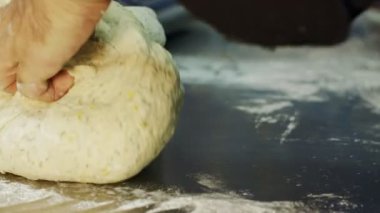 Hamuru hazırlarken Şef ellerde yakın çekim