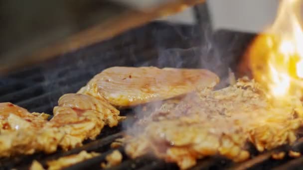 Alevler ile bir ızgara kavrulmuş tavuk göğsü, yakın çekim — Stok video