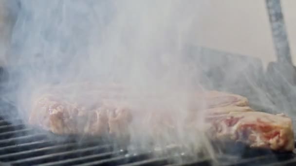 Movimento lento de um grande bife de lombo de vaca grelhado em uma grelha de carvão — Vídeo de Stock