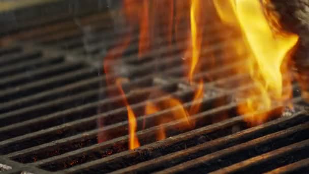 Lento movimiento de un gran filete de solomillo de res a la parrilla en una parrilla de carbón — Vídeos de Stock