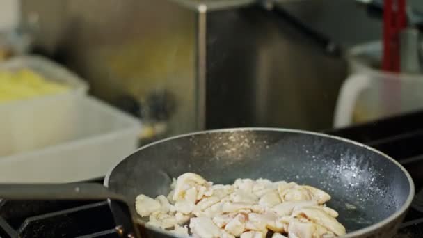 Mouvement lent de la viande de poulet frite dans une casserole avec sauce 