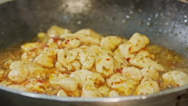 Zpomalený pohyb kuřecího masa smažené na pánvi s omáčkou — Stock video