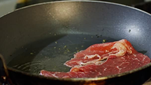 Zwolnionym tempie pieczeń wołowiny gotowane na patelni z płomieni — Wideo stockowe