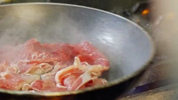 Rallentare il roast beef cotto in padella con le fiamme — Video Stock