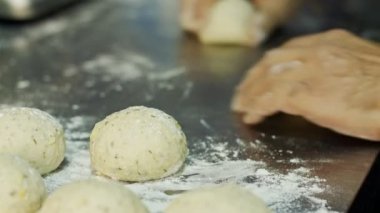 Hamuru hazırlarken Şef ellerde yakın çekim