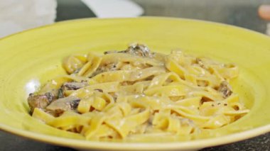 Fettuccine alfredo mantar soslu ağır çekim