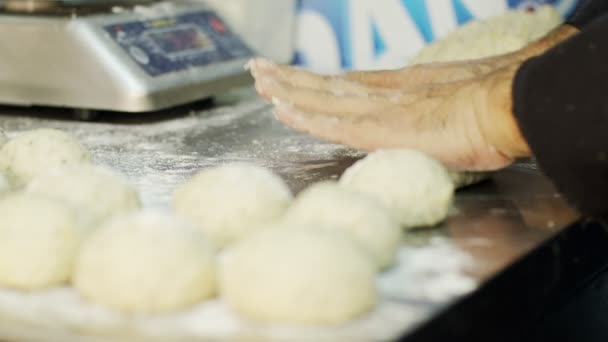 Primer plano en las manos del chef mientras se prepara la masa — Vídeos de Stock