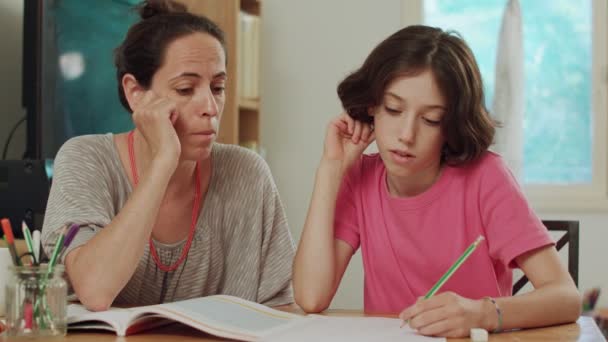 Η μητέρα βοηθά την κόρη της να προετοιμάσει την εργασία στο σπίτι — Αρχείο Βίντεο