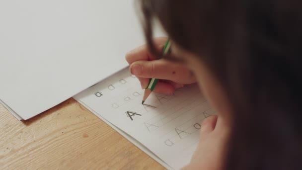 Lilla flickan förbereder hennes engelska läxor — Stockvideo