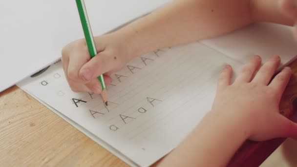 Menina preparando seu dever de casa Inglês — Vídeo de Stock