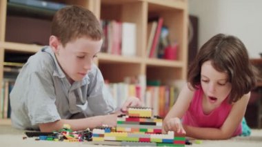 Evde LEGO tuğla ile oynayan iki çocuklar
