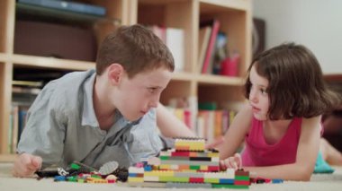 Evde LEGO tuğla ile oynayan iki çocuklar