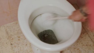 El kirli tuvalet temizleme fırçası ile