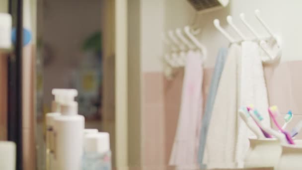 Ung flicka borsta hennes tänder framför spegeln — Stockvideo