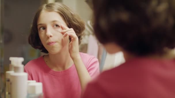 Εφηβικό κορίτσι ψάχνει τον καθρέφτη του μπάνιου — Αρχείο Βίντεο