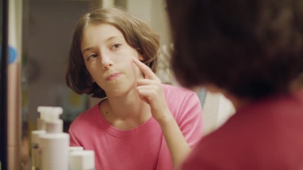 Chica Adolescente Mirando Espejo Del Baño Comprobar Cara — Vídeos de Stock