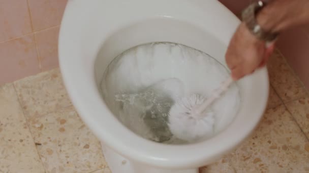 Hand mit Bürste beim Reinigen einer schmutzigen Toilette — Stockvideo