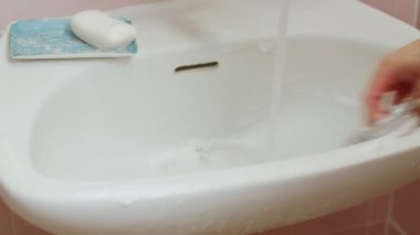 El bir banyo lavabo fırçası ile Temizleme