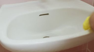 El bir banyo lavabo fırçası ile Temizleme